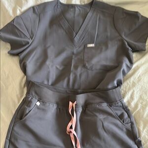FIGS women’s Gray scrub set size Large, worn once, great condition